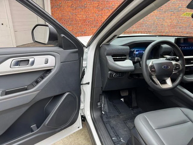 New 2026 Star White Metallic Tri-Coat Ford Active image 9