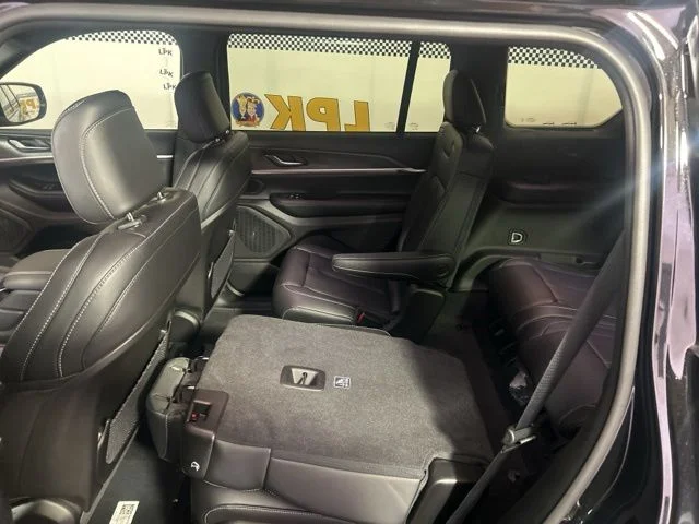 New 2026 Diamond Black Crystal Pearl-Coat Exterior Paint Jeep Limited image 37