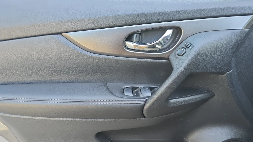 Used 2015 Gray Nissan S image 17