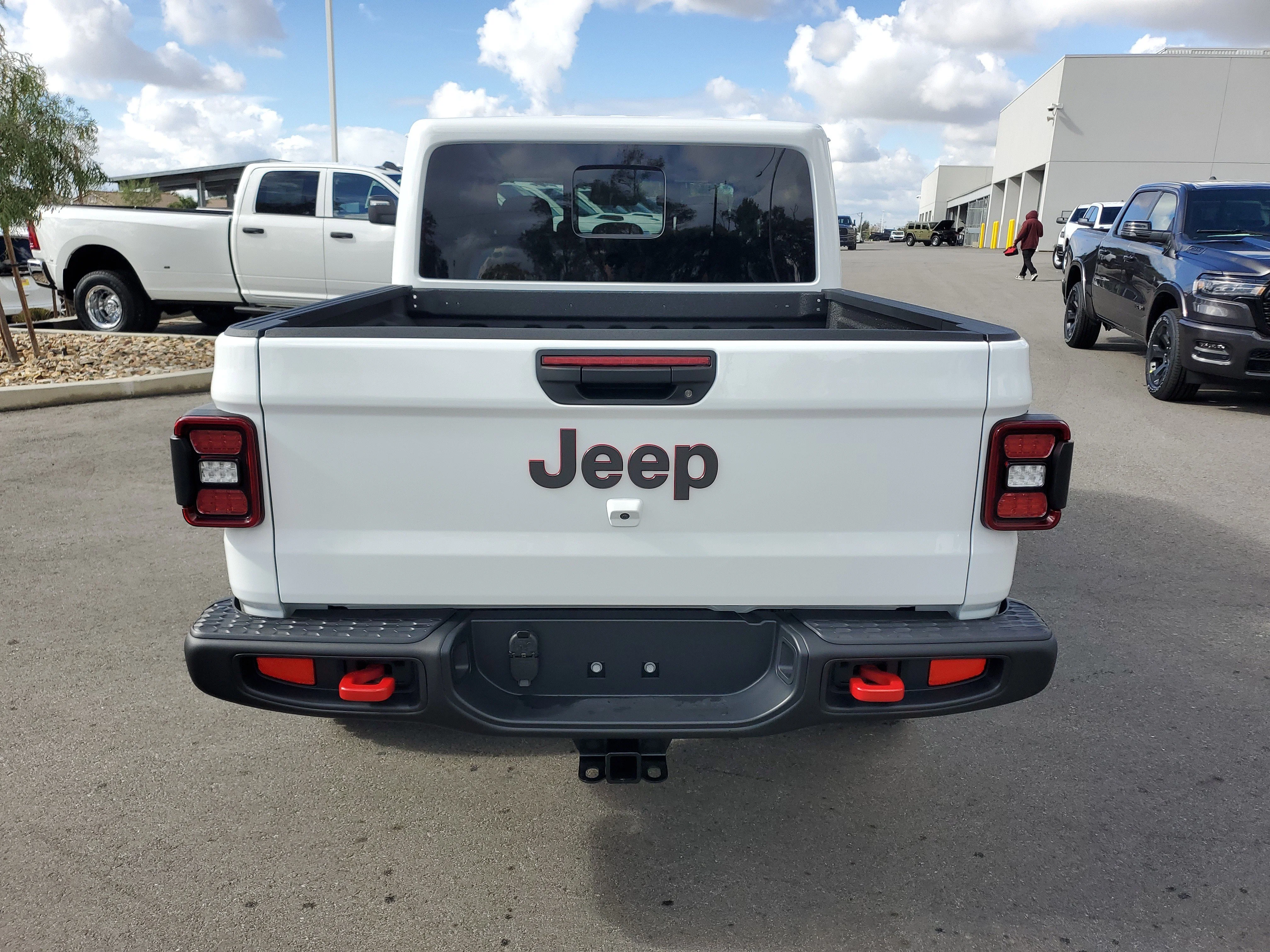 New 2026 Bright White Clear-Coat Exterior Paint Jeep Rubicon image 4