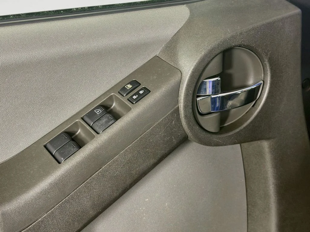 Used 2015 Blue Nissan S image 17