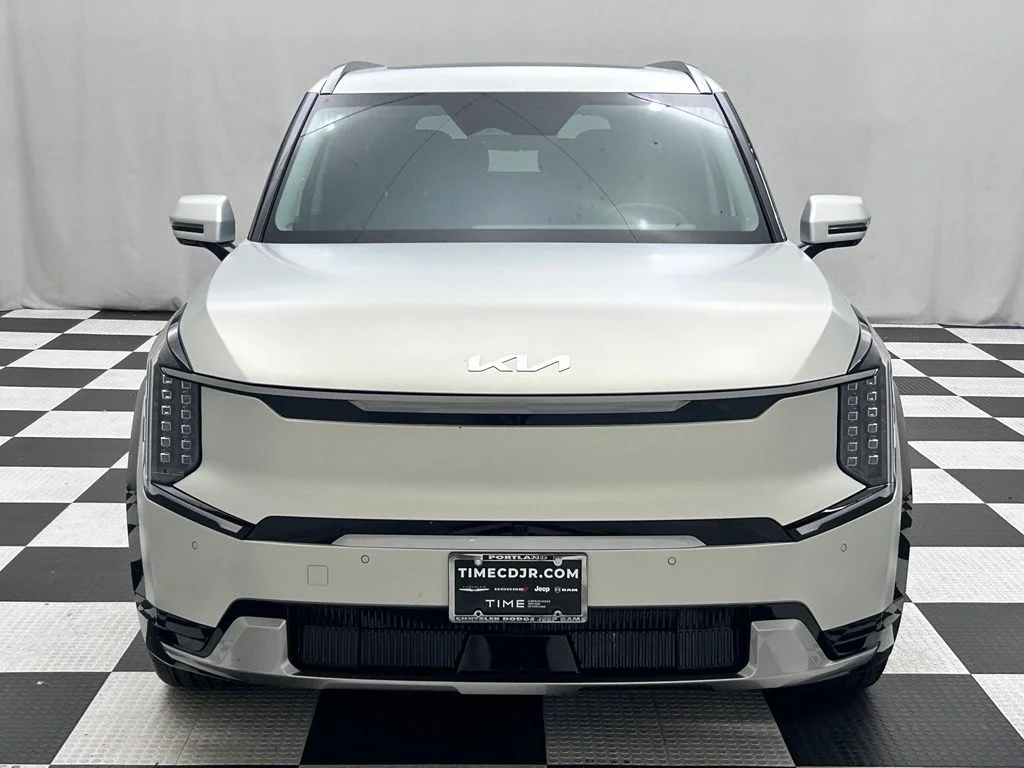 Used 2024 White Kia Land image 3