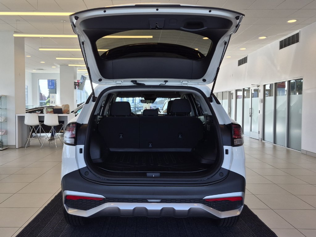 Used 2023 Snow White Pearl Kia LX image 9