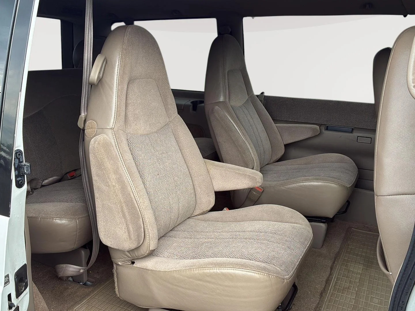 Used 2000 Ivory White GMC SL image 4