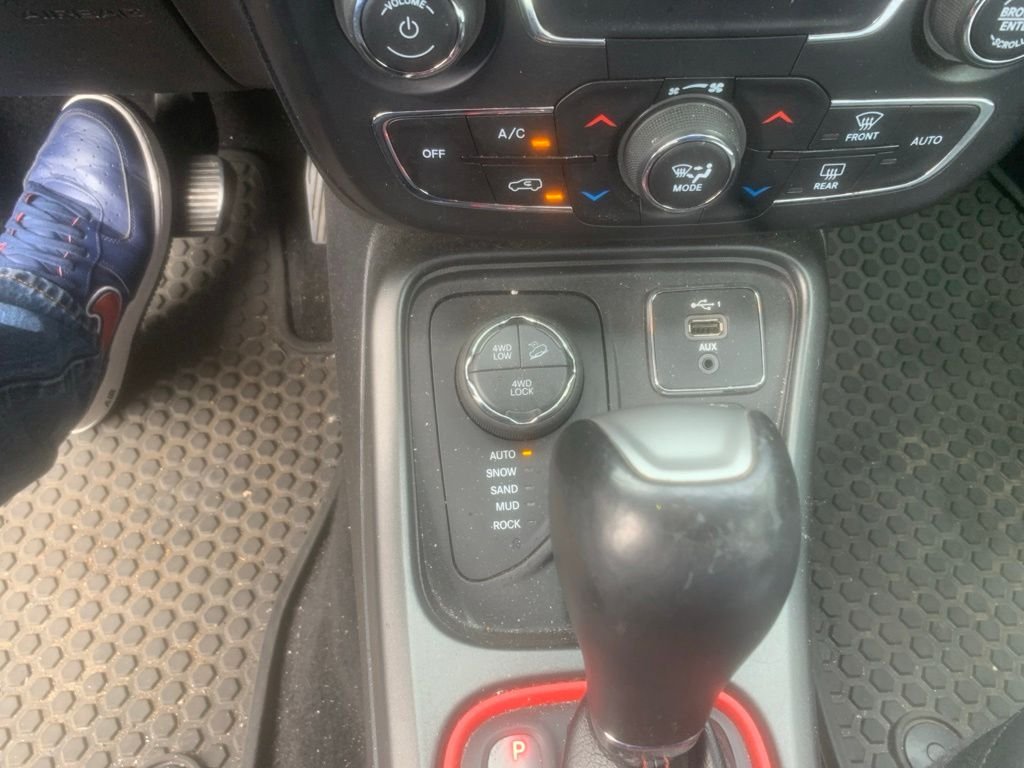 Used 2019 White Clearcoat Jeep Trailhawk image 23