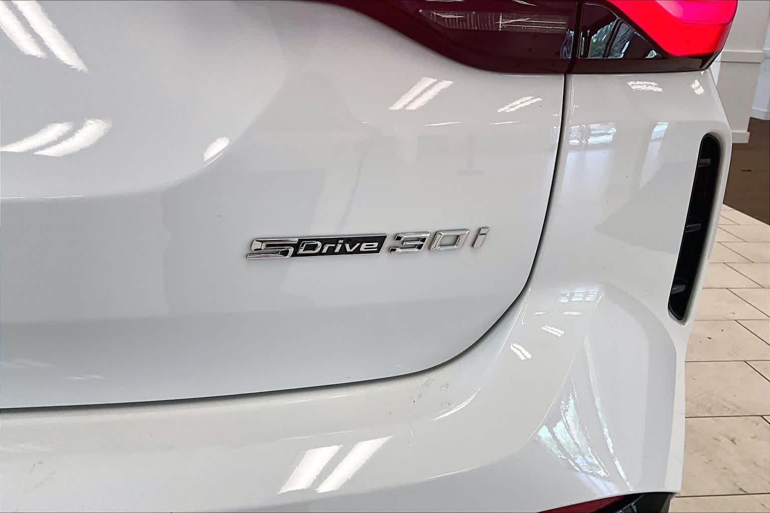 Used 2024 Alpine White BMW sDrive30i image 9