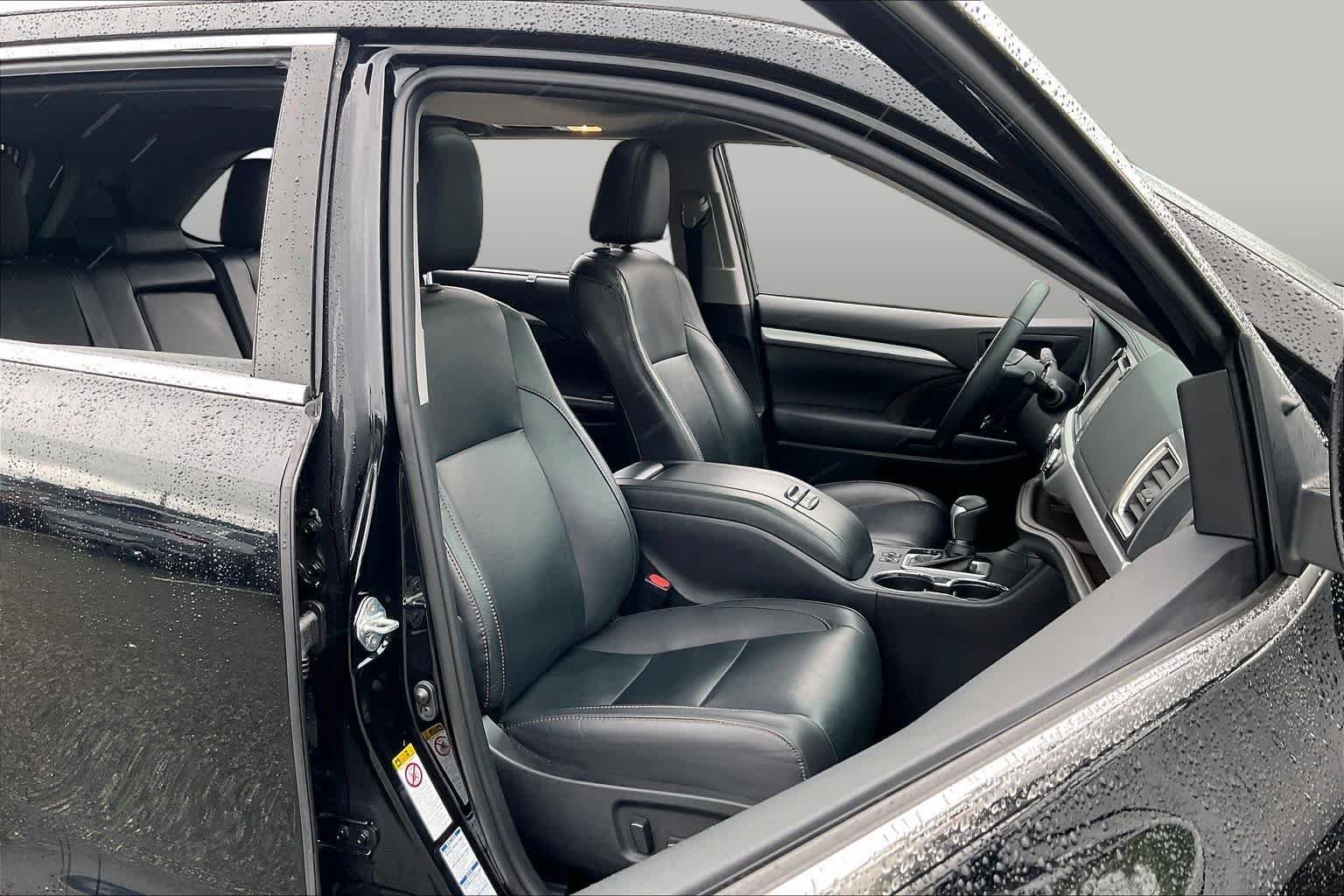 Used 2019 Midnight Black Metallic Toyota XLE image 8