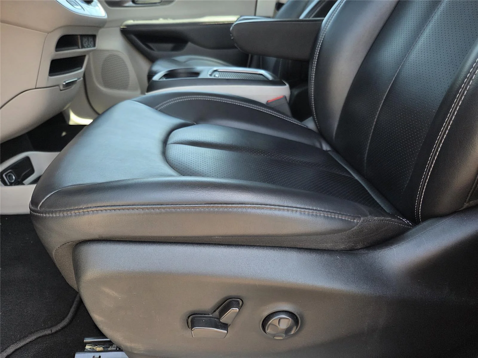 Used 2023 Brilliant Black Crystal Pearlcoat Chrysler Touring L image 14