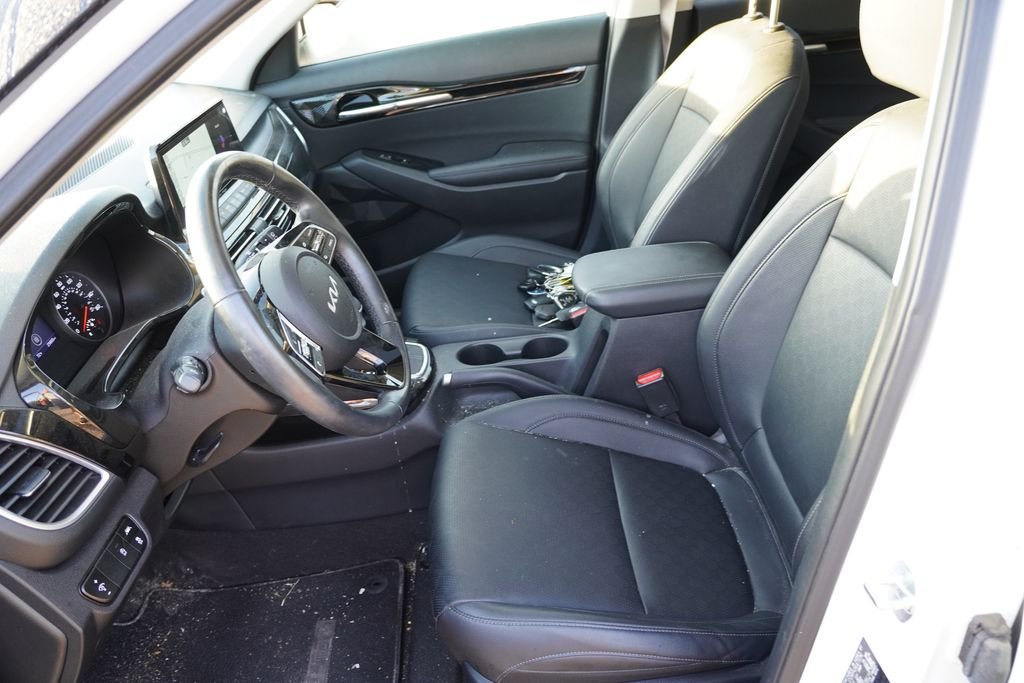Used 2022 Snow White Pearl Kia EX image 4