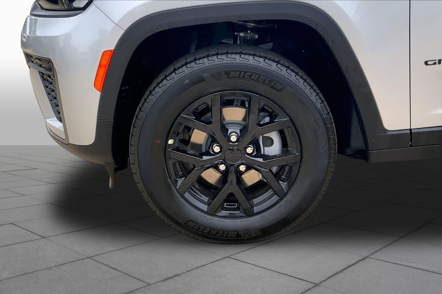 New 2026 Silver Zynith Jeep Laredo Altitude image 11