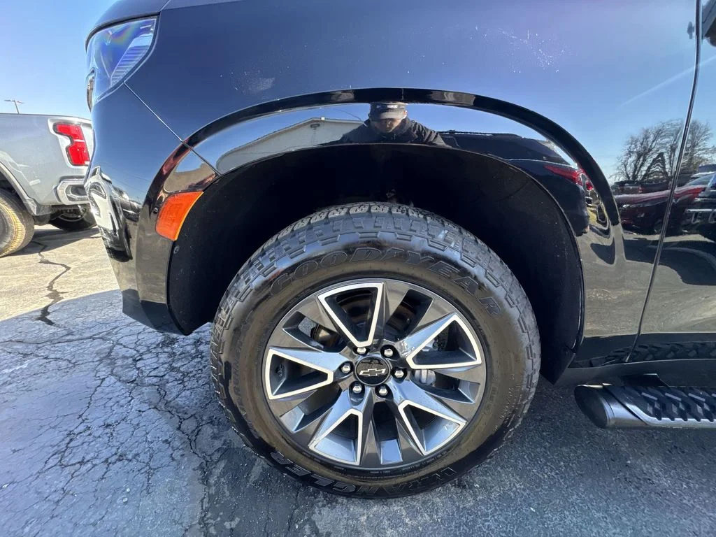 Used 2022 Black Chevrolet Z71 image 10
