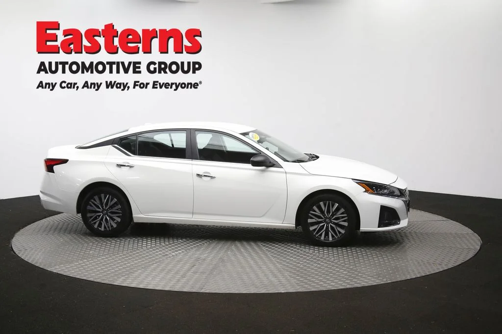 Used 2025 White Nissan 2.5 SV image 43
