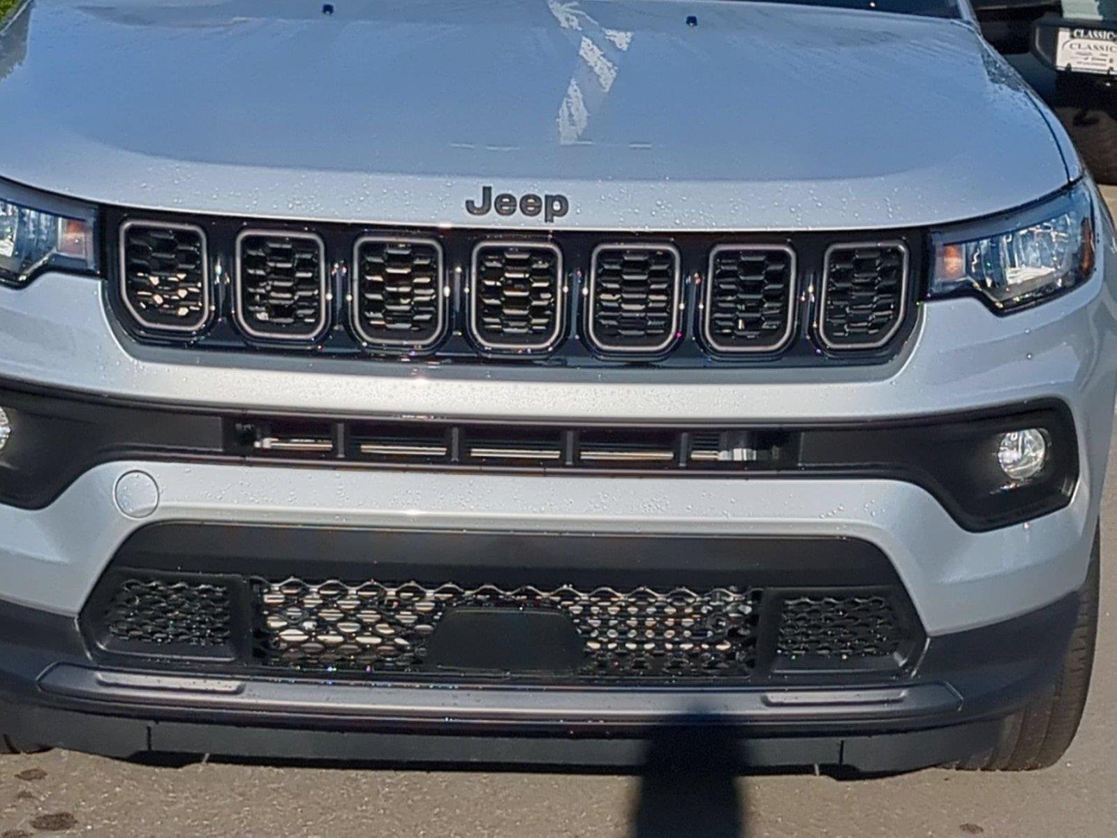 New 2026 Silver Zynith Metallic Clear-Coat Exterior Paint Jeep Latitude Altitude image 14