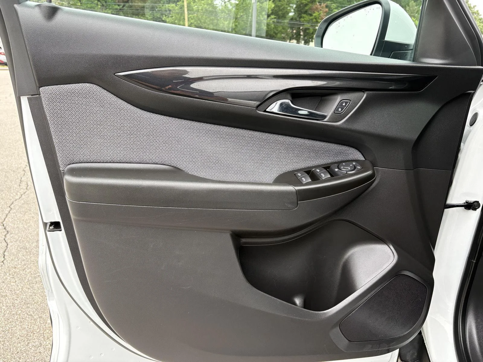 Used 2025 Summit White Chevrolet LT image 27