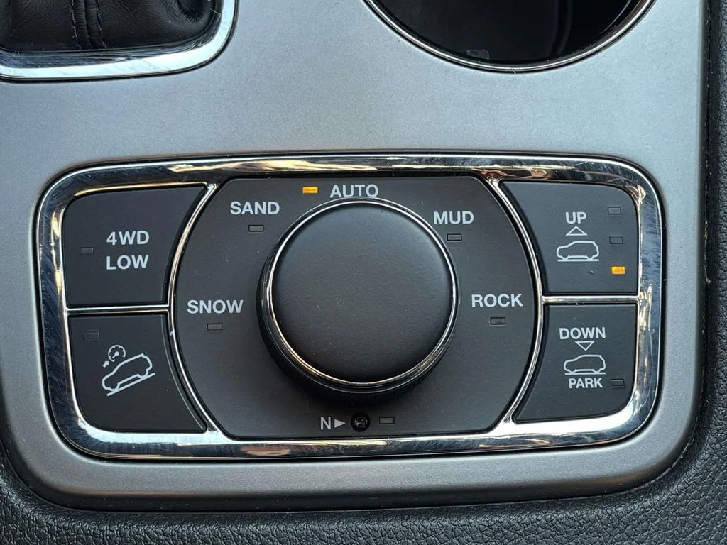 Used 2020 Diamond Black Crystal Pearlcoat Jeep Overland image 22