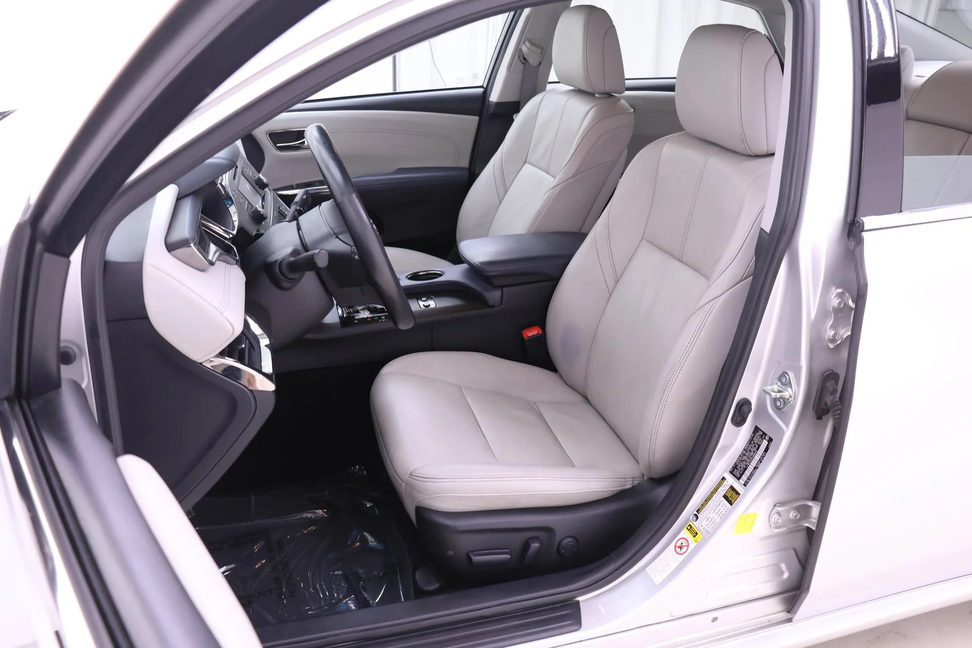 Used 2014 Classic Silver Metallic Toyota XLE image 4