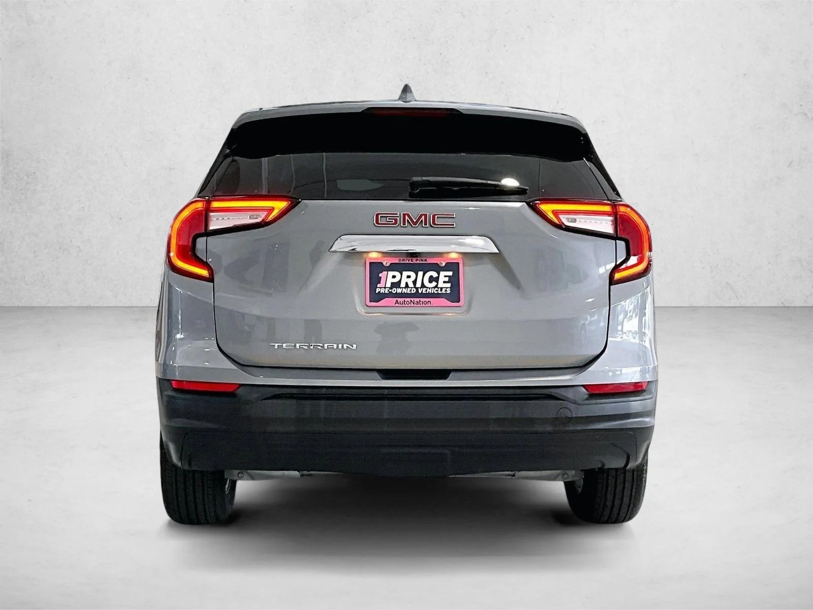 Used 2023 Sterling Metallic GMC SLE image 4