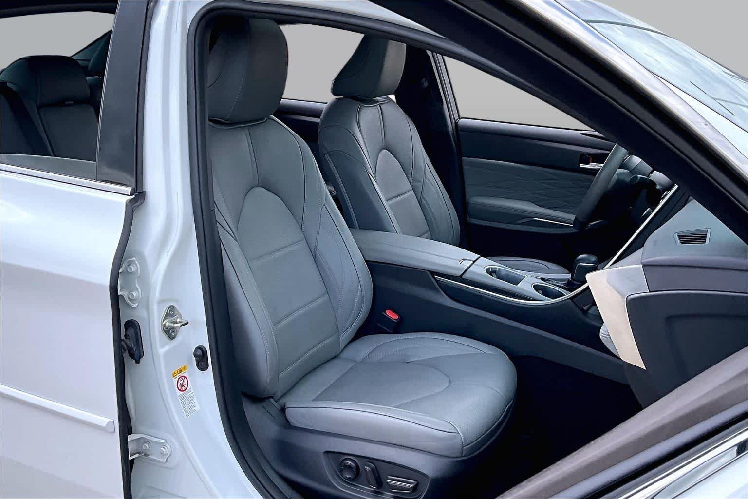 Used 2019 Wind Chill Pearl Toyota Limited image 9