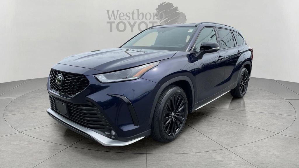 Used 2025  Toyota XSE image 3