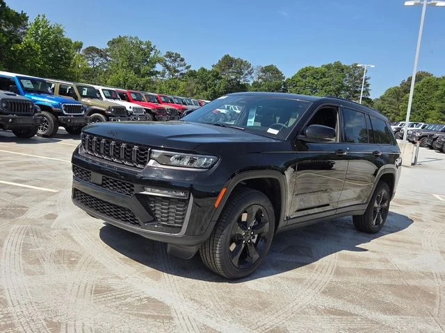 New 2026 Diamond Black Crystal Pearl-Coat Exterior Paint Jeep Limited image 3