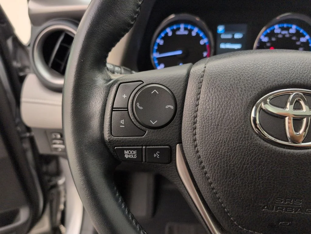 Used 2016 Silver Toyota XLE image 33