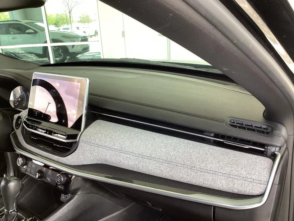 Used 2024 Diamond Black Crystal Pearlcoat Jeep Latitude image 15