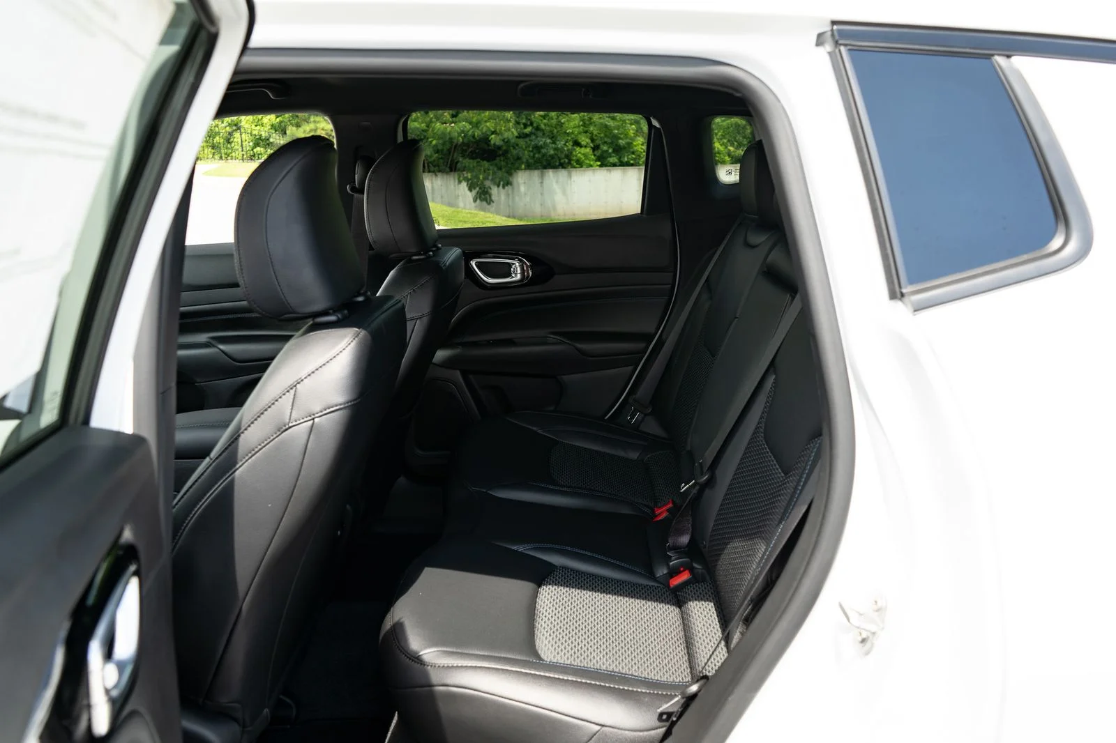 New 2026 Bright White Clearcoat Jeep Latitude image 18