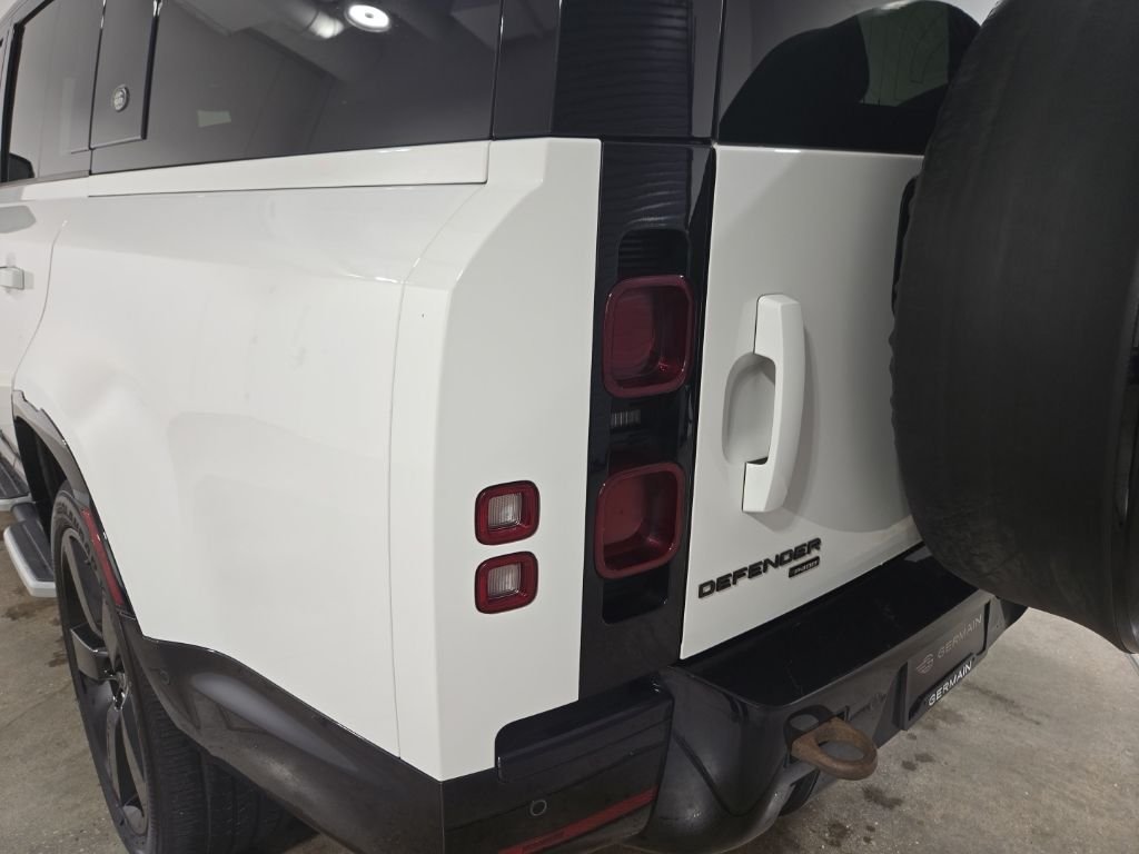 Used 2023 Fuji White Land Rover X-Dynamic SE image 11