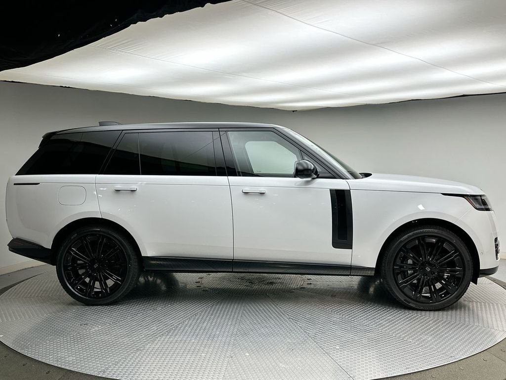New 2027 Fuji White Land Rover SE image 4