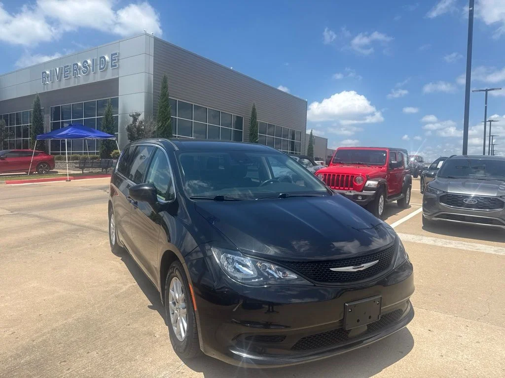 2023 Chrysler Voyager LX's photo
