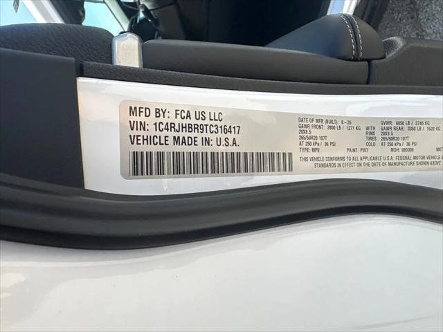 New 2026 Bright White Clear-Coat Exterior Paint Jeep Limited image 31