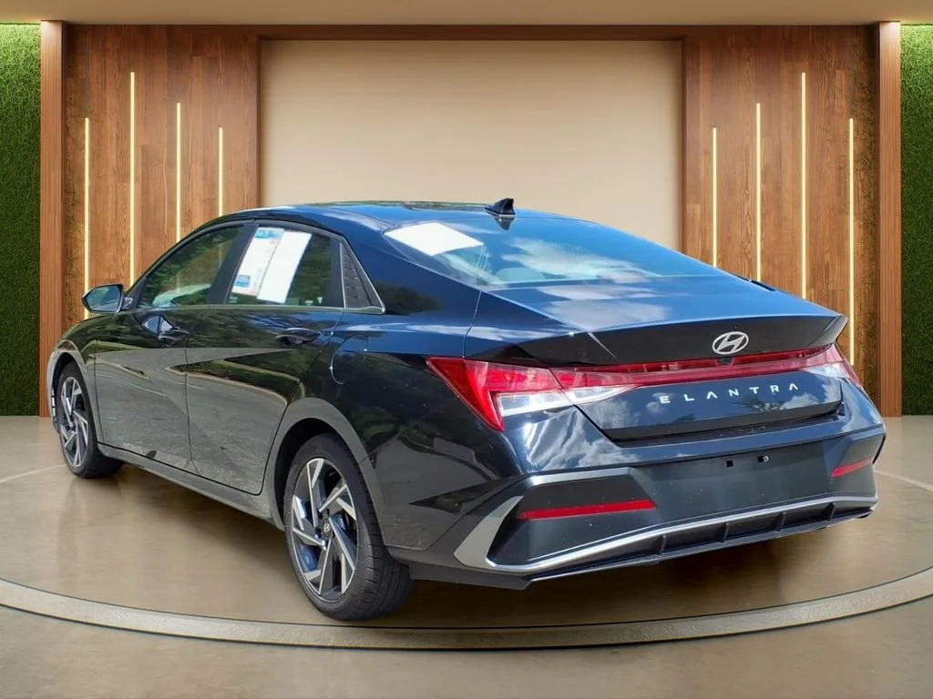 Used 2025 Black Hyundai SEL Convenience image 30