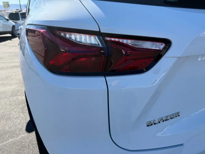 Used 2019 SUMMIT WHITE Chevrolet Premier image 25