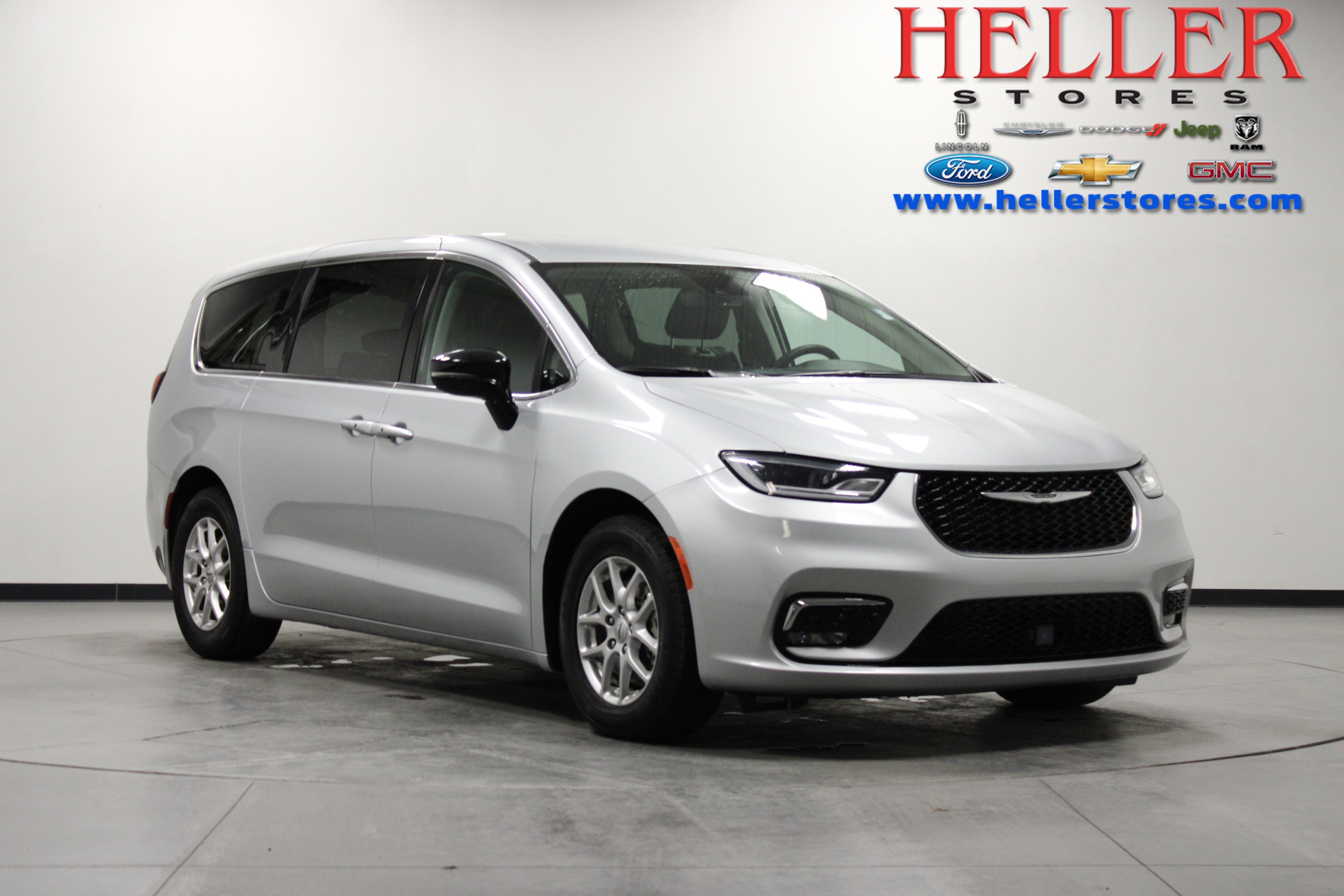 2024 Chrysler Pacifica Touring L's photo