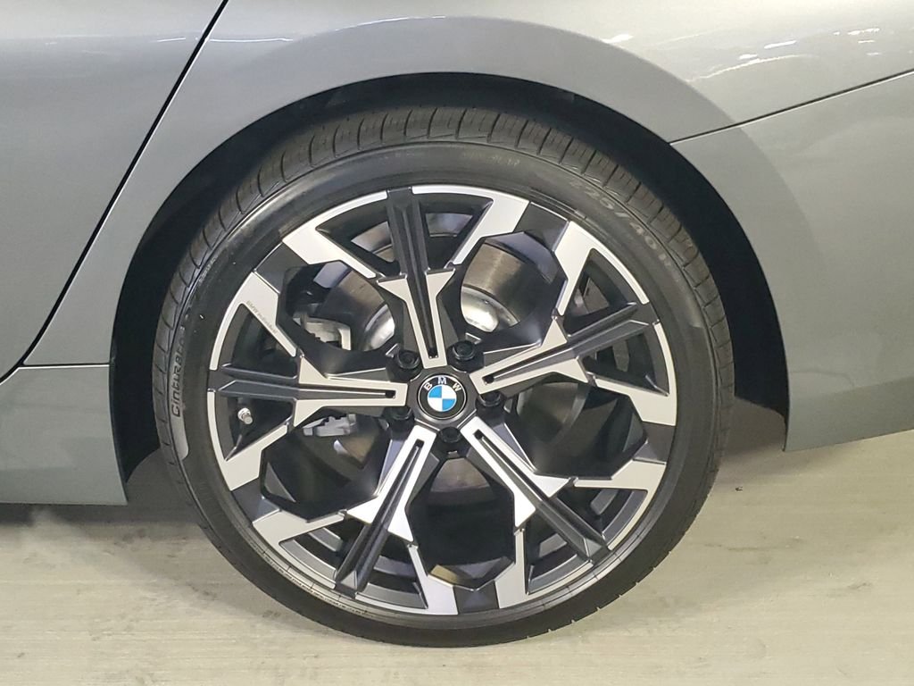 2025 BMW 3 Series 330i - Photo 8