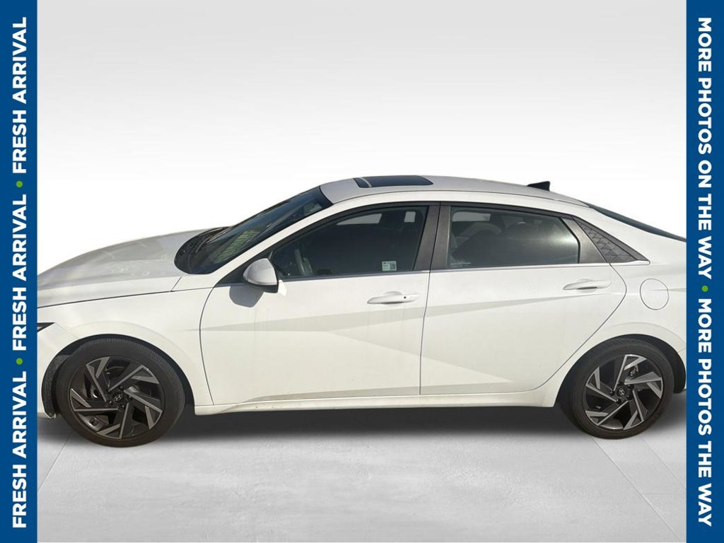 Used 2025 White Hyundai SEL Convenience image 1
