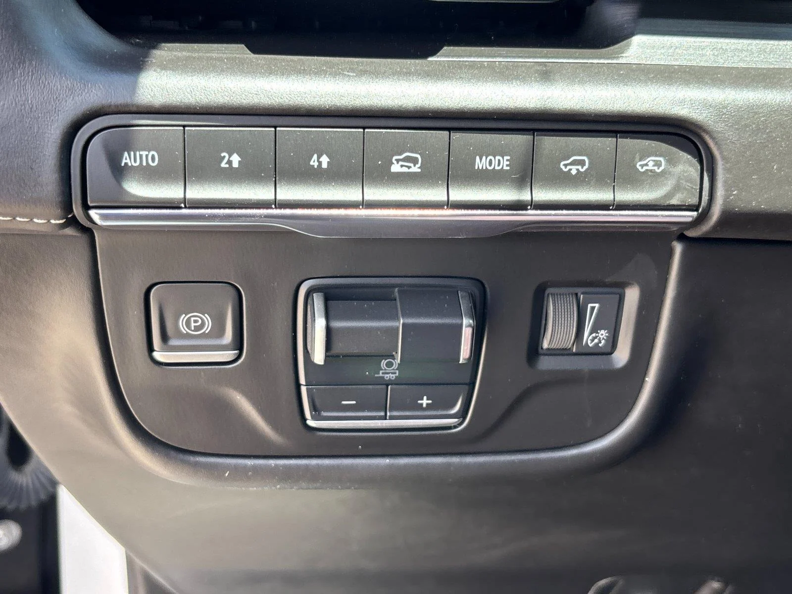 Used 2023 Crystal White Tricoat Cadillac 4WD Sport Platinum image 17