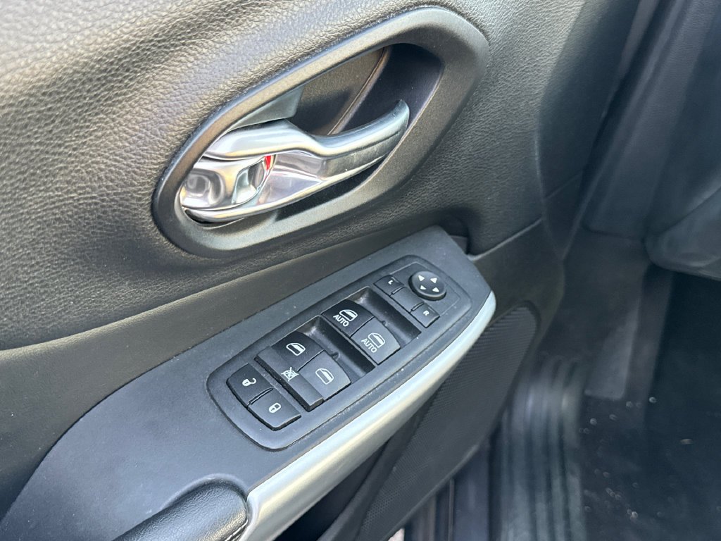 Used 2018 Crystal Metallic Jeep Latitude Plus image 10