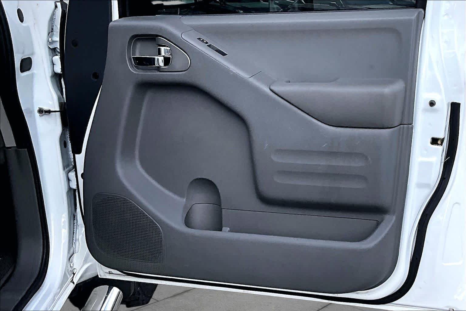Used 2018 Glacier White Nissan Desert Runner image 26