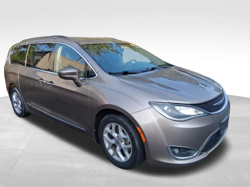Used 2017 Silver Chrysler Touring L image 9