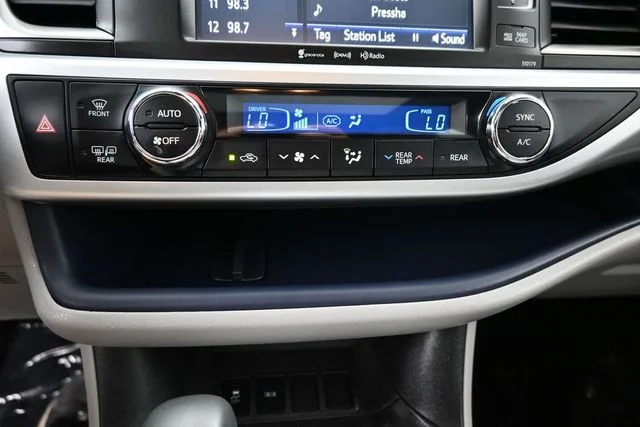 Used 2017 Silver Toyota XLE image 38
