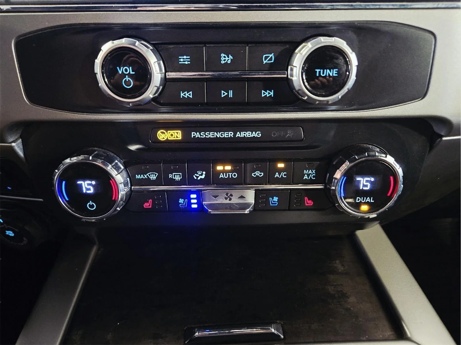 Used 2022 Iconic Silver/Carbonized Gray Ford Lariat image 30