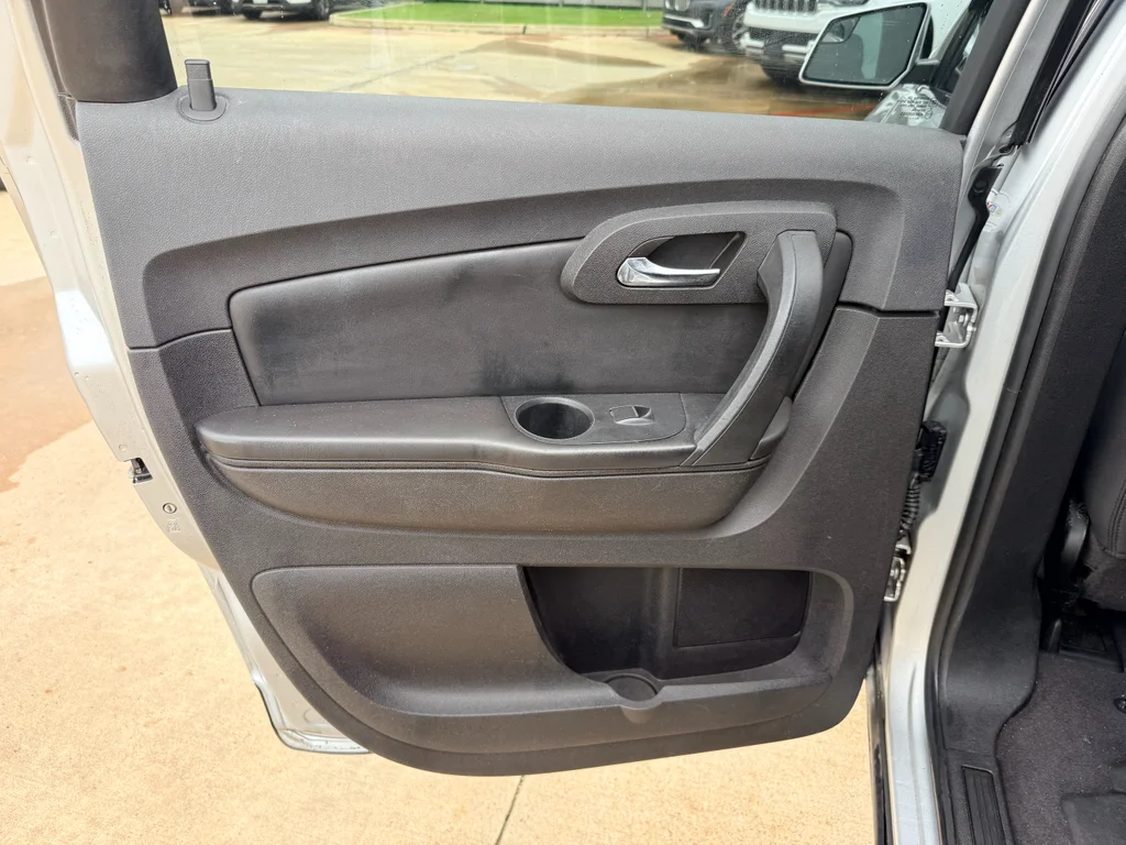 Used 2011 Silver Ice Metallic Chevrolet LT w/1LT image 19