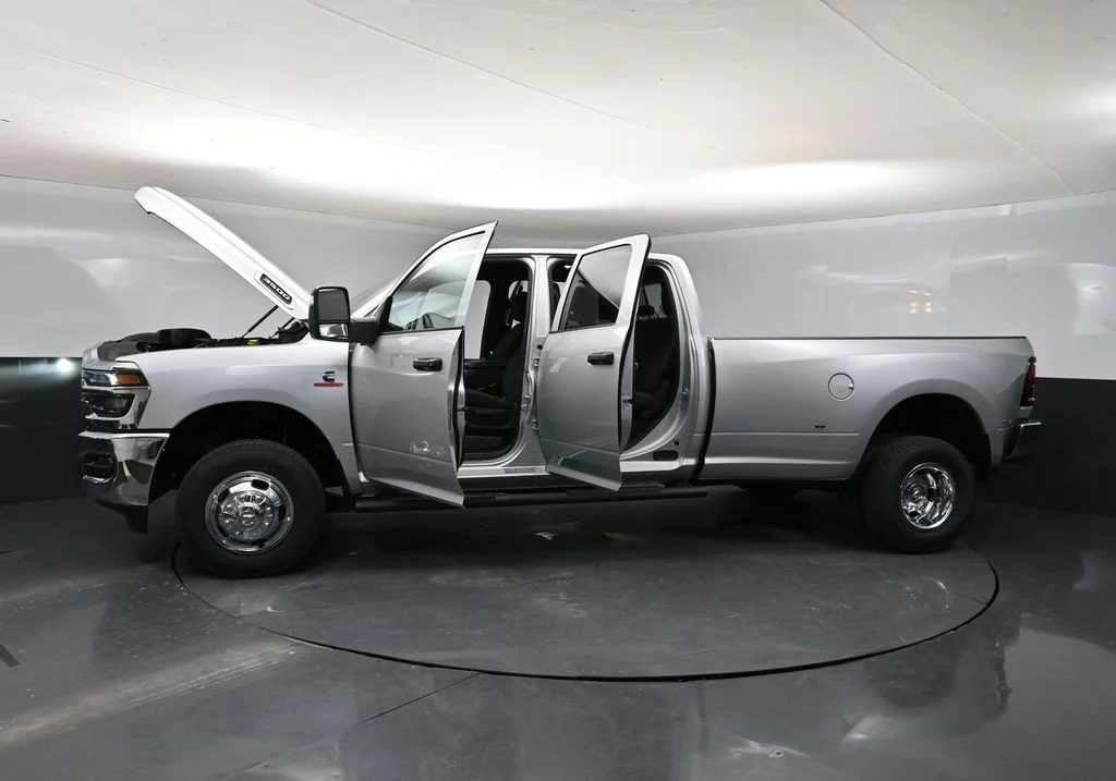 New 2026 Silver-Zynith Exterior Paint RAM Tradesman image 39