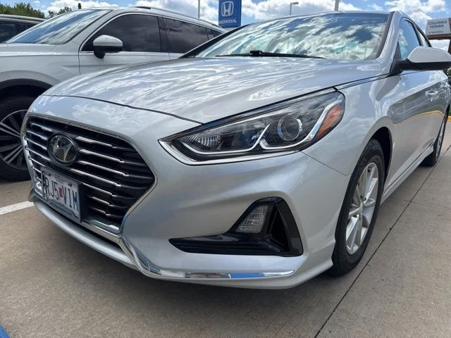 Used 2019 Silver Hyundai SE image 2
