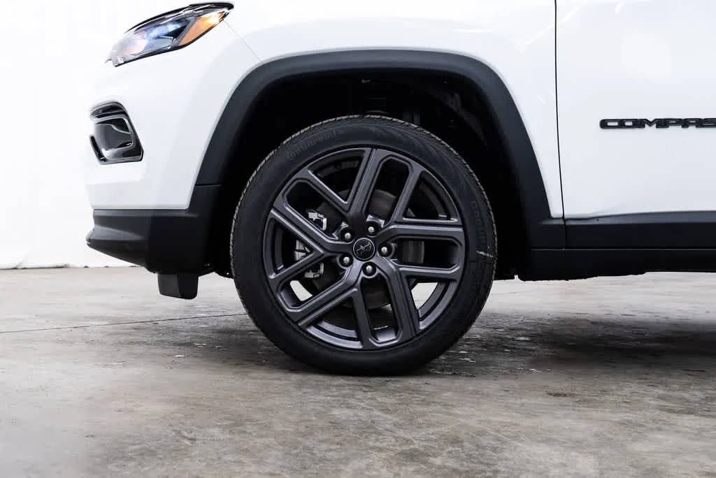 New 2026 Bright White Clear-Coat Exterior Paint Jeep Limited Altitude image 7
