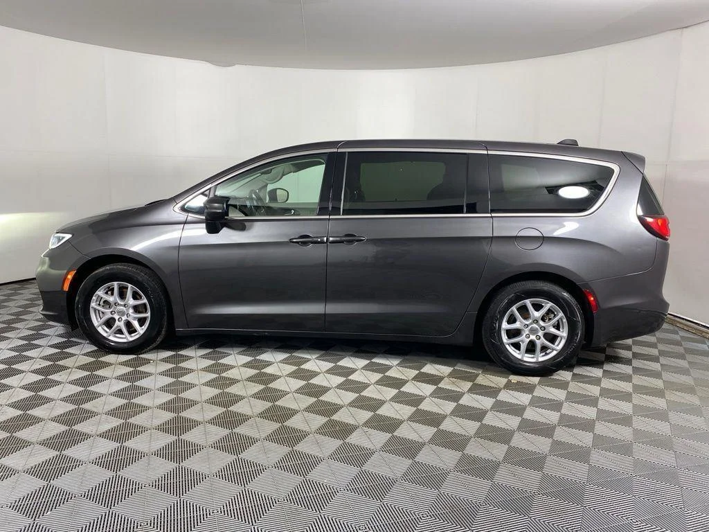 Used 2023 Crystal Metallic Chrysler Touring L image 13