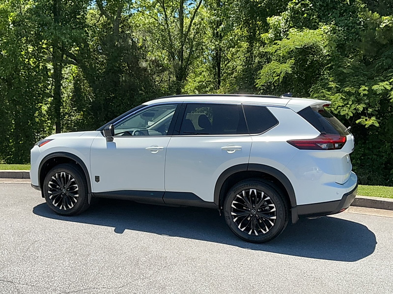 New 2026 Everest White Pearl Tricoat Nissan Dark Armor image 3