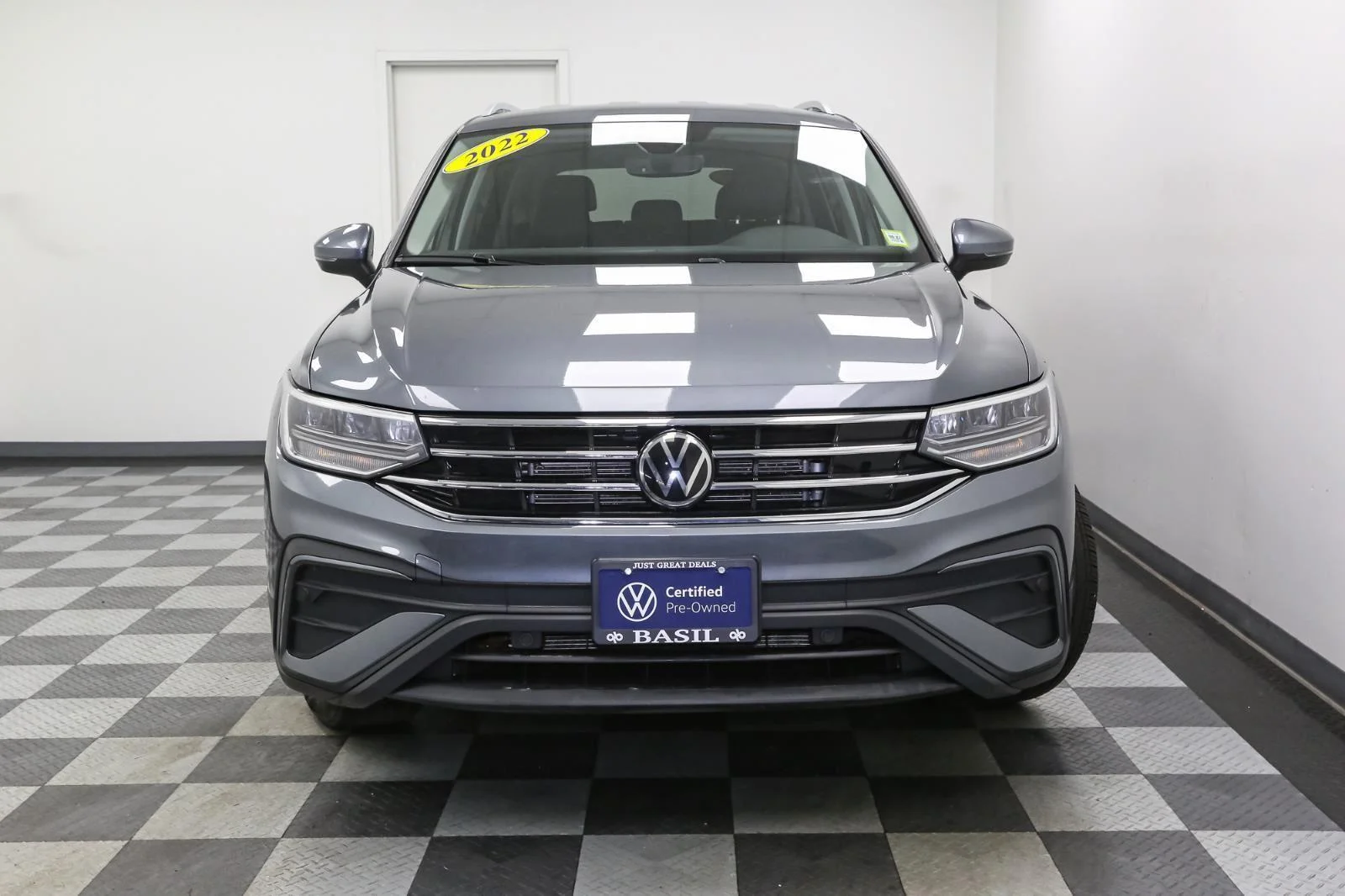 Used 2022 Platinum Gray Metallic Volkswagen SE image 3