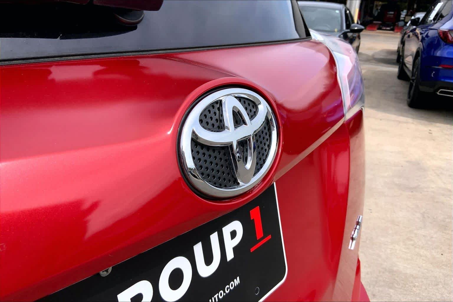 Used 2016 Barcelona Red Metallic Toyota XLE image 31